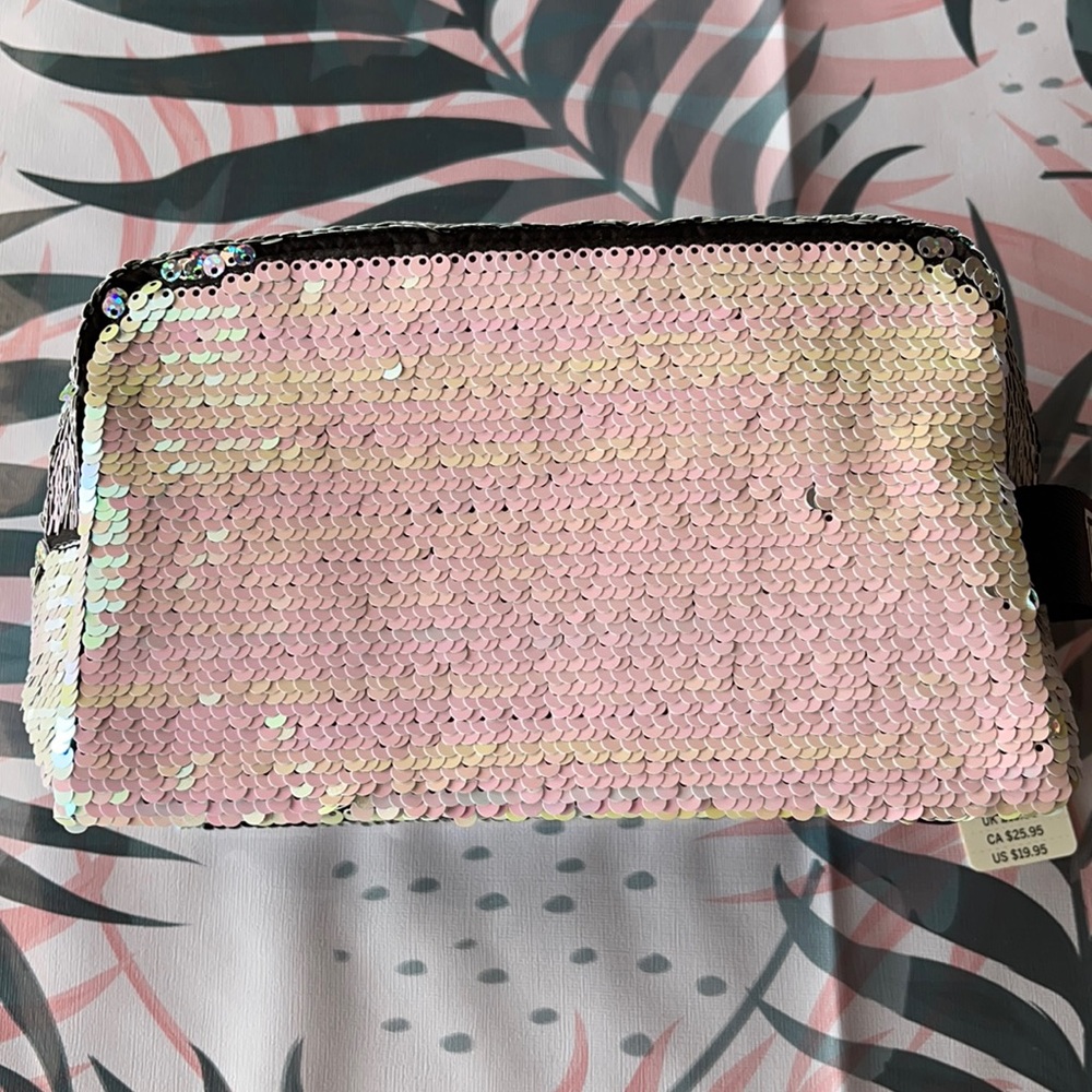 PInk Neccesere